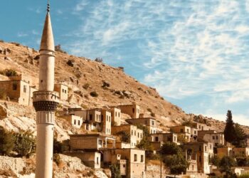 Phantom Money: Counterfeit Dollar Bills Haunt Istanbul Bazaar