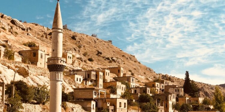 Phantom Money: Counterfeit Dollar Bills Haunt Istanbul Bazaar