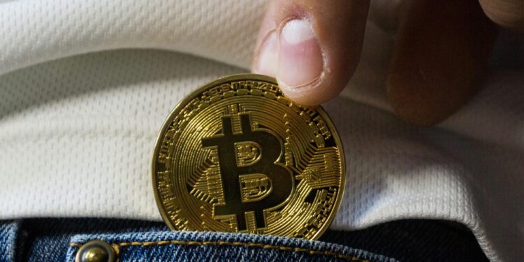 Wondering When To Sell Your Bitcoin? Crypto Analyst Gives Exact Figure For 2025