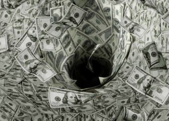 Michael Saylor Claims He Can Convince Warren Buffett to Buy Bitcoin Using Berkshire’s $325B Cash