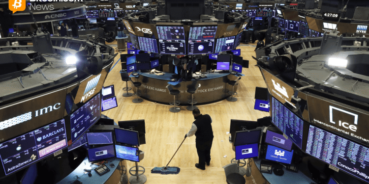 US Stocks Slip Late as Oil Rises, Fed Signals and PCE Data Loom