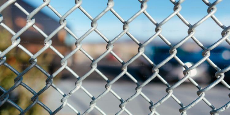 Chainlink Price Lags Under $9: Large Binance Inflows Suggest Further Sell-Side Pressure