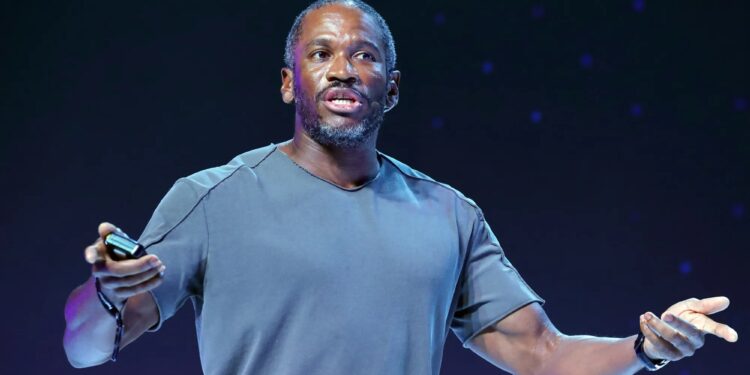 Arthur Hayes Sells WLD Holdings After ‘Holy Trinity Death’, Sparks Exit Liquidity Controversy