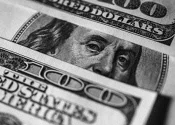 Robert Kiyosaki Renews Dollar Alarm as Bitcoin Becomes His Cash Escape