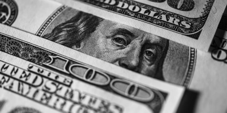 Robert Kiyosaki Renews Dollar Alarm as Bitcoin Becomes His Cash Escape