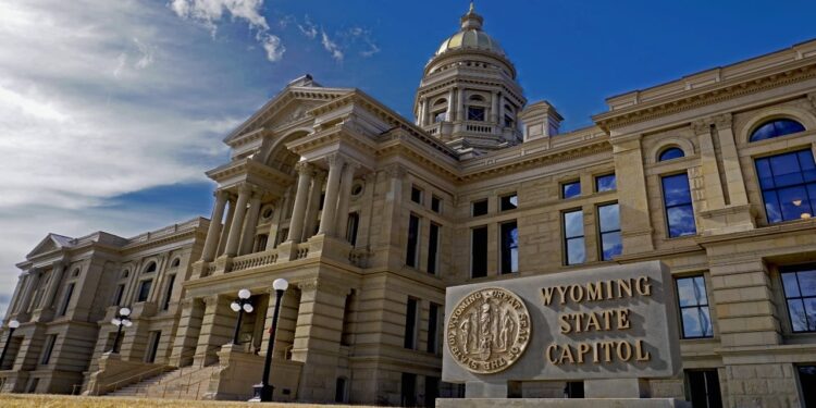 LINK Pops 3% to $9.70 as Wyoming Shifts Stablecoin to CCIP